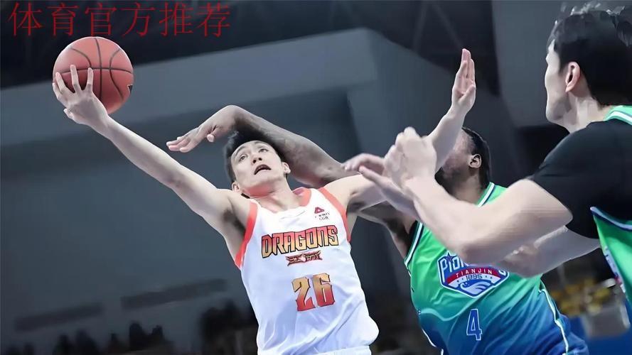 CBA又出一顶级后卫！打广东狂砍42+6+8，球迷：这进不了国家队？